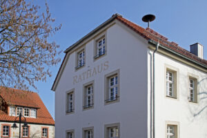 Gebäude auf dem der Schriftzug Rathaus zu lesen ist