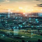Panoramablick auf eine Stadt, die mit digitalen Informationen vernetzt ist.