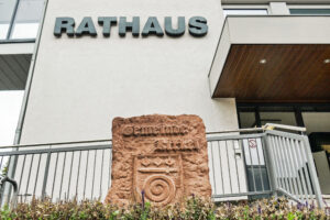 Eingangsbereich des Kirkeler Rathauses.