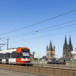 Eine Stadtbahn der Kölner Verkehrsbetriebe fährt am Stadtzentrum mit dem Kölner Dom vorbei.