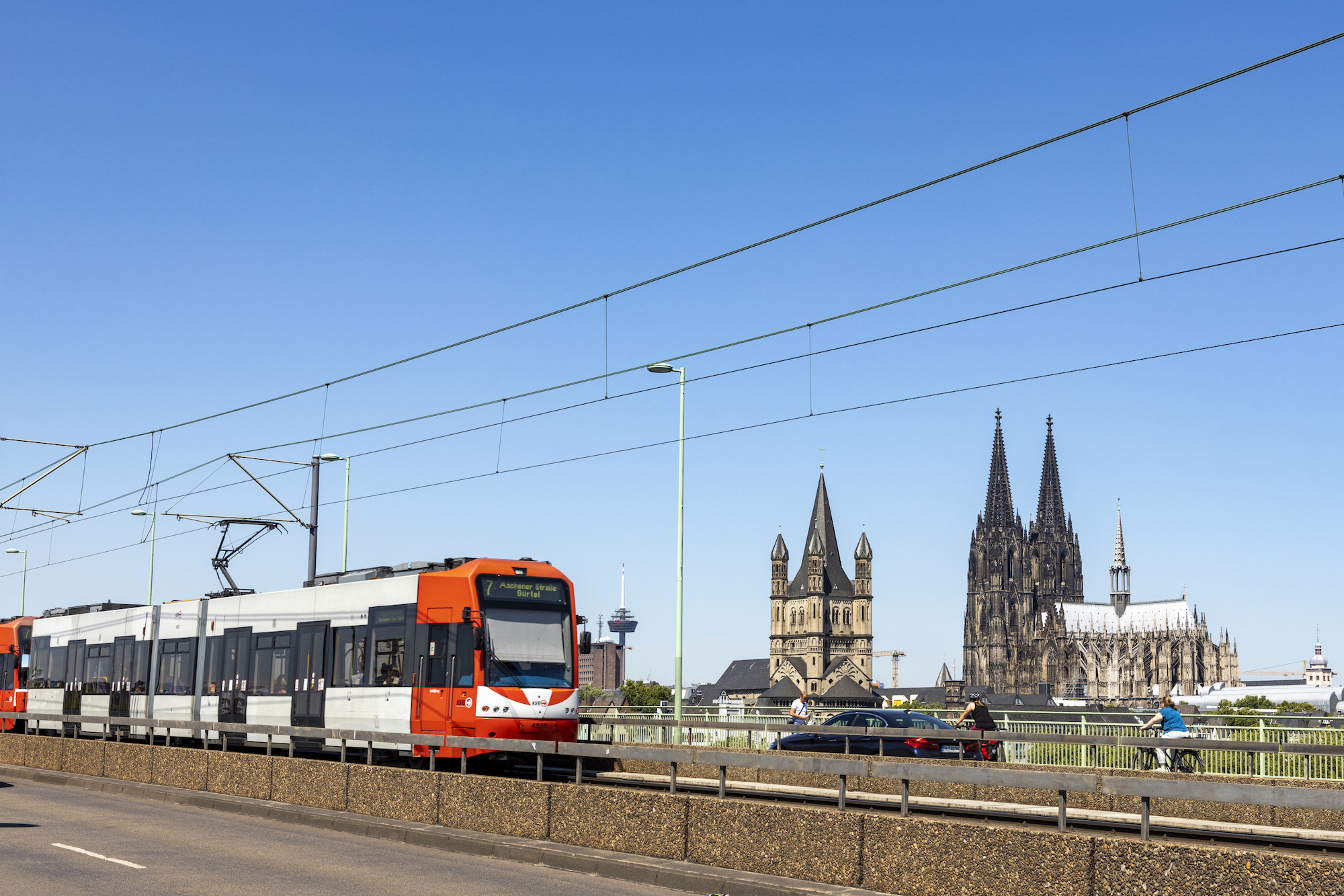 Eine Stadtbahn der Kölner Verkehrsbetriebe fährt am Stadtzentrum mit dem Kölner Dom vorbei.