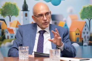 AKDB-Vorstandschef Rudolf Schleyer spricht beim Pressegespräch auf der Fachmesse Kommunale 2025 in Nürnberg über Digitalisierung in der öffentlichen Verwaltung