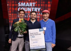 GovIntel gewinnt Startup Award. Drei Männer mit Blumenstrauß und Urkunde.