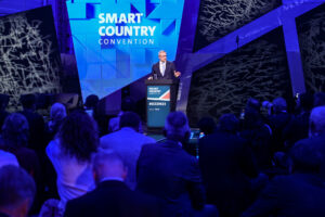Dr. Karsten Wildberger hält seine Keynote auf der Smart Country Convention 2025