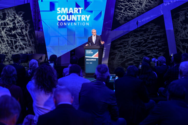 Dr. Karsten Wildberger hält seine Keynote auf der Smart Country Convention 2025
