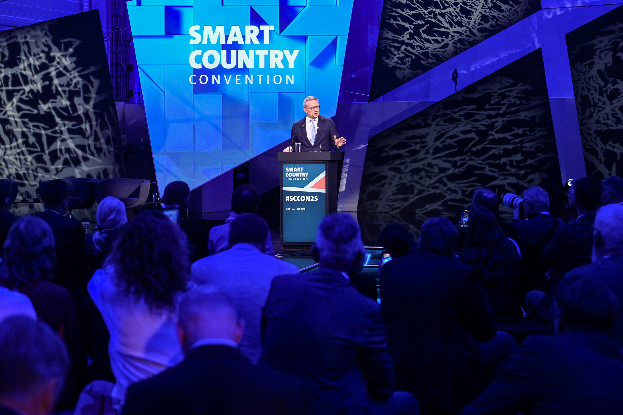 Dr. Karsten Wildberger hält seine Keynote auf der Smart Country Convention 2025
