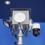 Ein Teleskopmast, der mit Beleuchtung, Richtfunk und steuerbarer Kamera ausgestattet ist.