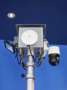 Ein Teleskopmast, der mit Beleuchtung, Richtfunk und steuerbarer Kamera ausgestattet ist.