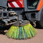 Nahaufnahme der Reinigungsvorrichtung einer Straßenkehrmaschine.