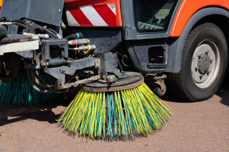 Nahaufnahme der Reinigungsvorrichtung einer Straßenkehrmaschine.
