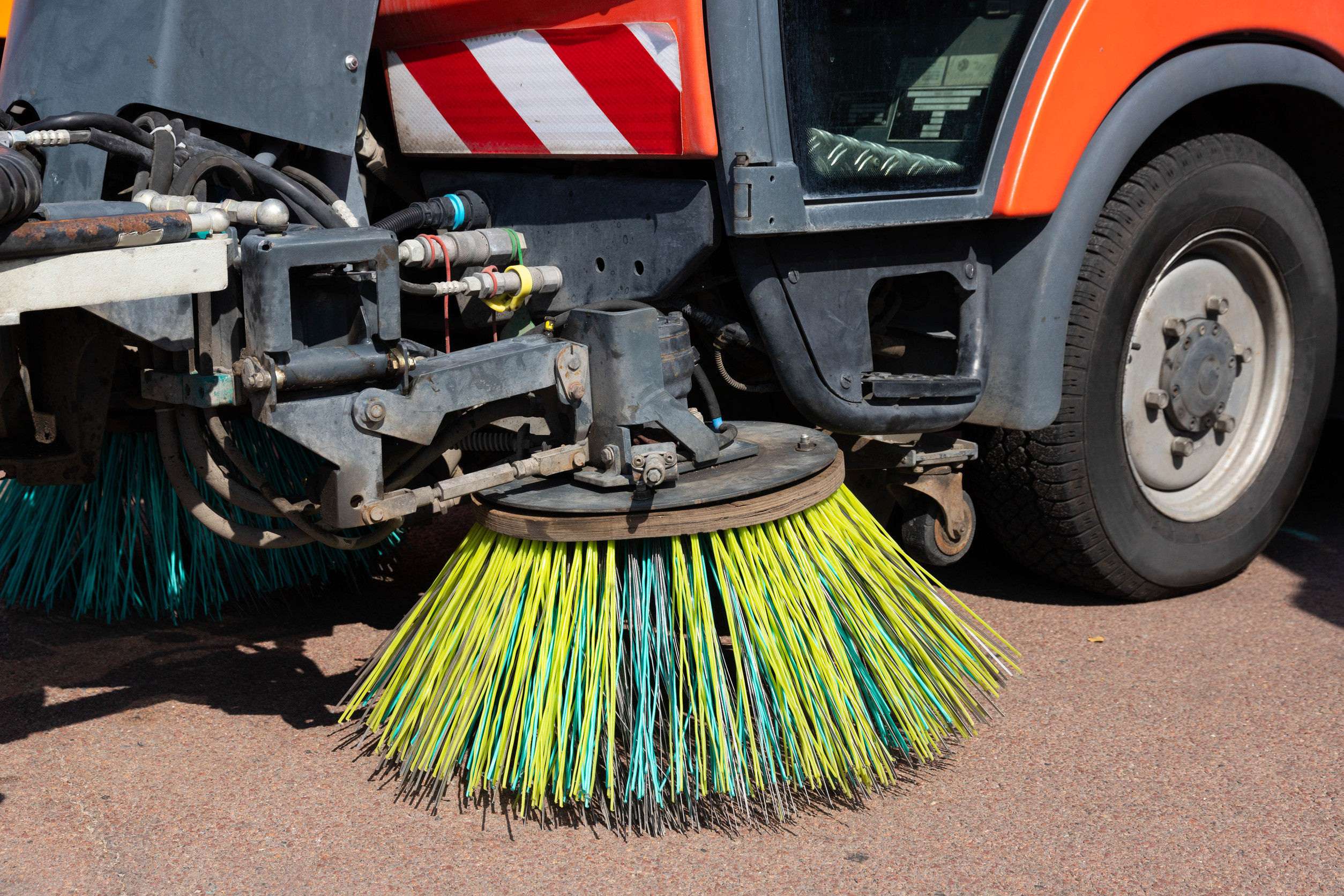 Nahaufnahme der Reinigungsvorrichtung einer Straßenkehrmaschine.