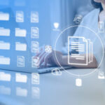 Frau am Schreibtisch mit Overlay aus Ordnericons und Dokumentenicons