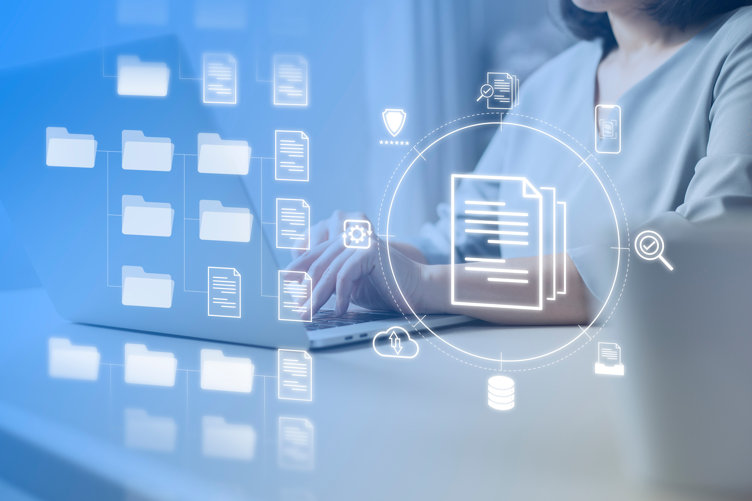 Frau am Schreibtisch mit Overlay aus Ordnericons und Dokumentenicons