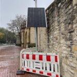 Eine mobile, solarbetriebene Zählstelle steht neben einem älteren Mauerwerk in Sonabrück.