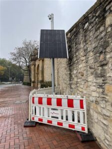 Eine mobile, solarbetriebene Zählstelle steht neben einem älteren Mauerwerk in Sonabrück.