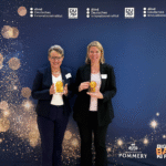 Zwei Personen nehmen für URBAN.KI den Business Innovator Award entgegen