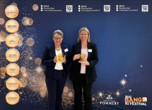 Zwei Personen nehmen für URBAN.KI den Business Innovator Award entgegen