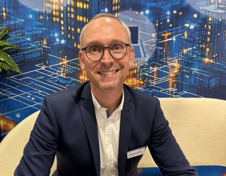 Reinhard Kofler ist Geschäftsführer der RIWA GmbH, das Bild zeigt ihn auf dem Messestand des Unternehmens auf der Kommunale in Nürnberg.