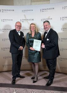 Drei Personen nehmen für URBAN.KI die Auszeichnung Innovation des Jahres entgegen