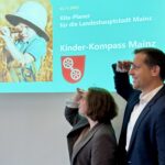 Sozialdezernentin Jana Schmöller und Oberbürgermeister Nino Hasse stellen den Kinder-Kompass Mainz der Presse vor.