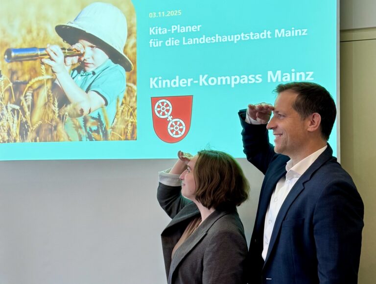Sozialdezernentin Jana Schmöller und Oberbürgermeister Nino Hasse stellen den Kinder-Kompass Mainz der Presse vor.