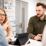 Fabian Schmitz im Gespräch mit der Digitalisierungsabteilung des Kreises Viersen.