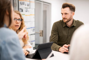Fabian Schmitz im Gespräch mit der Digitalisierungsabteilung des Kreises Viersen.