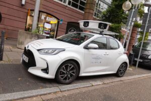 Das Scan-Fahrzeug zur Ahndung von Falschparkern steht auf einem Parkplatz in Mannheim.