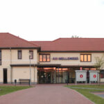 Ein zweigeschossiges Gebäude, in dem die Gemeindeverwaltung Am Mellensee untergebracht ist.