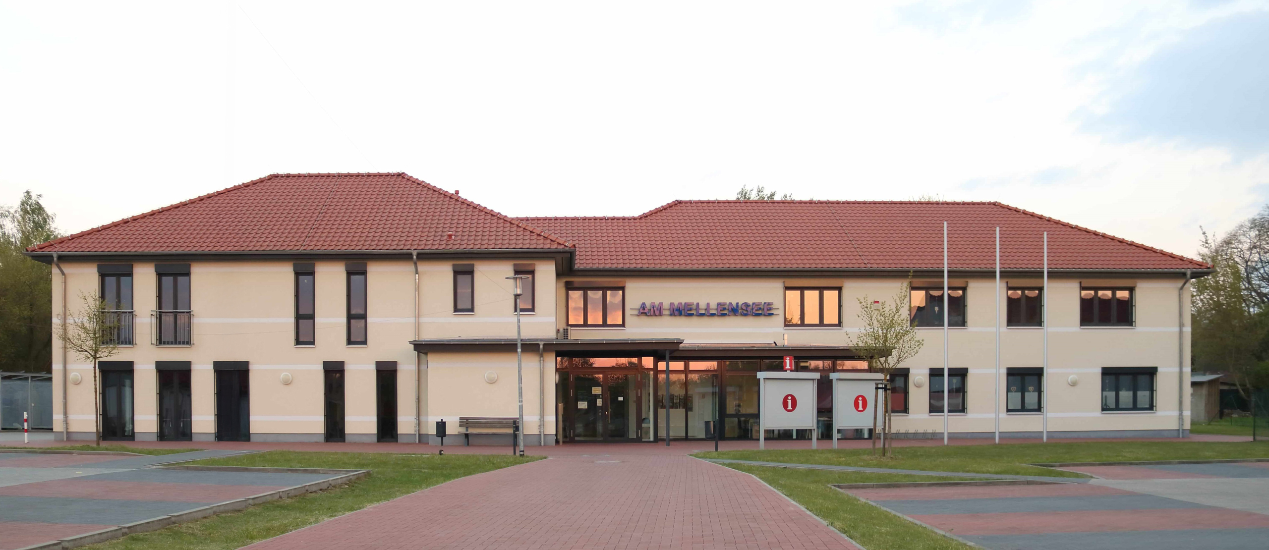 Ein zweigeschossiges Gebäude, in dem die Gemeindeverwaltung Am Mellensee untergebracht ist.