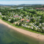 Blick auf den CampingPark in Kalletal von oben, die Anlage ist direkt am Wasser.