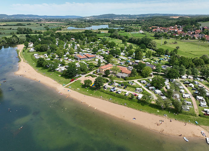 Blick auf den CampingPark in Kalletal von oben, die Anlage ist direkt am Wasser.