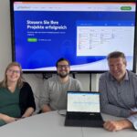 drei Menschen vor laptop und Leinwand - Einführung openproject in Gütersloh