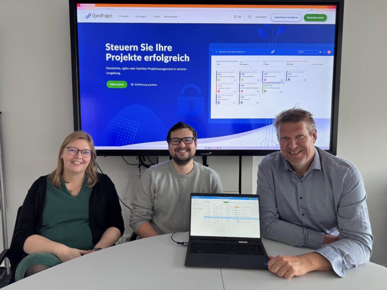 drei Menschen vor laptop und Leinwand - Einführung openproject in Gütersloh