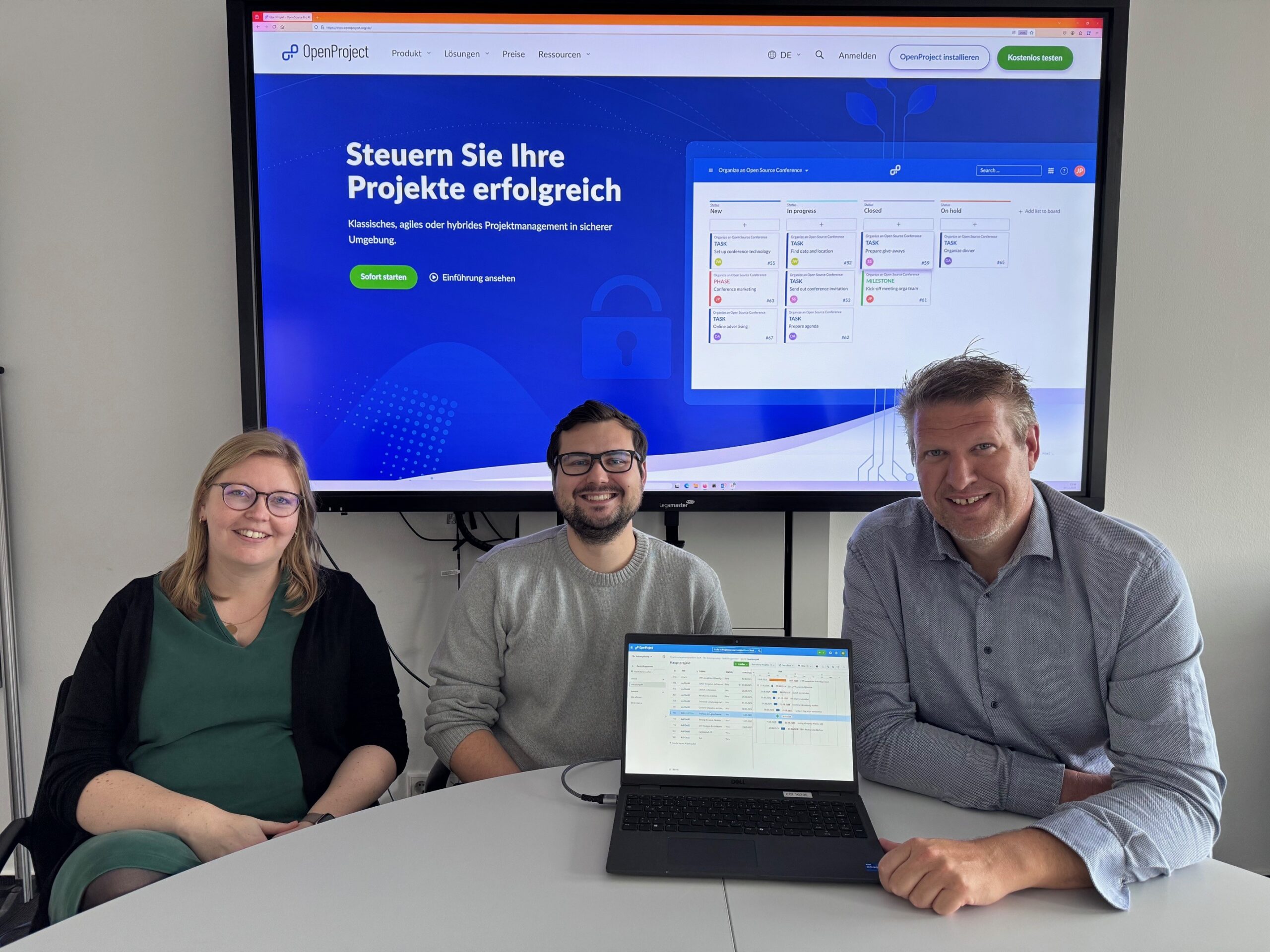 drei Menschen vor laptop und Leinwand - Einführung openproject in Gütersloh