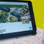 Auf einem Tablet ist die neue Website zur Grünen Entdeckerstadt Bendorf zu sehen, vor dem Tablet steht eine Tasse mit der Aufschrift Grüne Entdeckerstadt Bendorf.