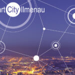 Schriftzug Smart City Ilmenau, eingebettet in ein symbolische Netzwerk, im Hintergrund ist verschwommen eine beleuchtete Stadt von oben zu sehen.