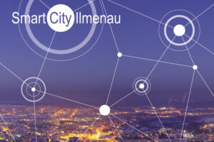 Schriftzug Smart City Ilmenau, eingebettet in ein symbolische Netzwerk, im Hintergrund ist verschwommen eine beleuchtete Stadt von oben zu sehen.