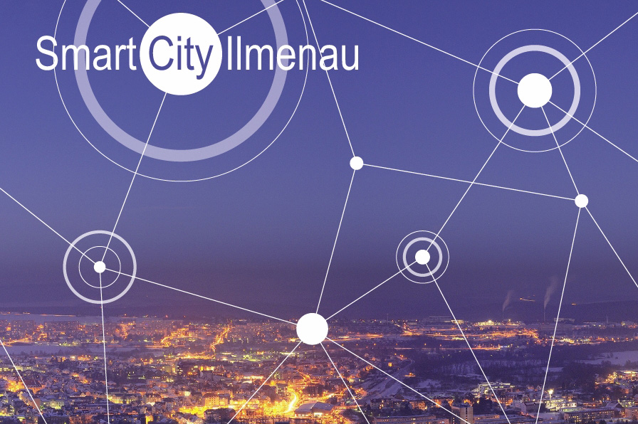 Schriftzug Smart City Ilmenau, eingebettet in ein symbolische Netzwerk, im Hintergrund ist verschwommen eine beleuchtete Stadt von oben zu sehen.