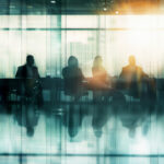 Abstrakte Darstellung eines Besprechungsraums in dem die Silhouetten mehrerer Personen zu sehen sind, die an einem Besprechungstisch sitzen.