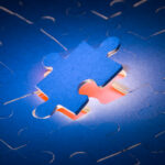 Ein fehlendes Puzzleteil wird in ein Puzzle eingesetzt.