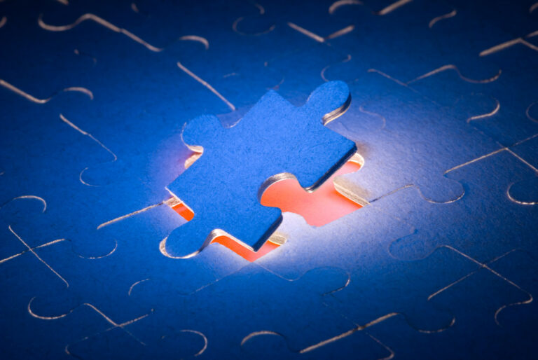 Ein fehlendes Puzzleteil wird in ein Puzzle eingesetzt.