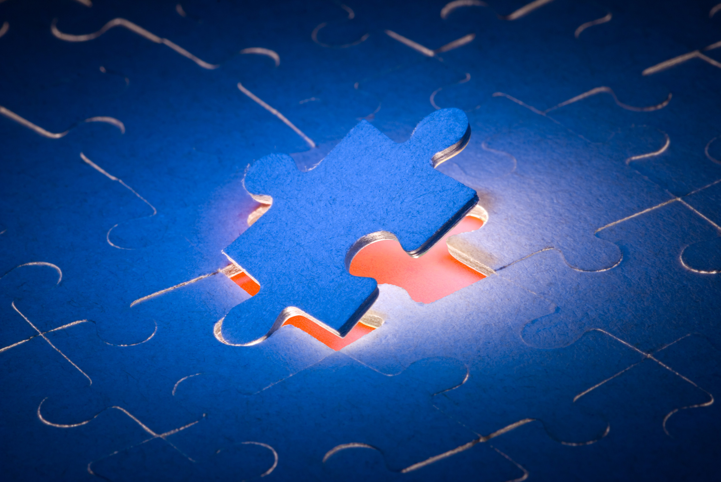 Ein fehlendes Puzzleteil wird in ein Puzzle eingesetzt.