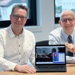 zwei Männer vor aufgeklapptem Laptop_Avatar_märkischer_Kreis