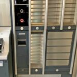 Ein Selbstbedienungsterminal steht in einem Raum.