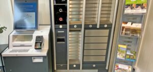 Ein Selbstbedienungsterminal steht in einem Raum.