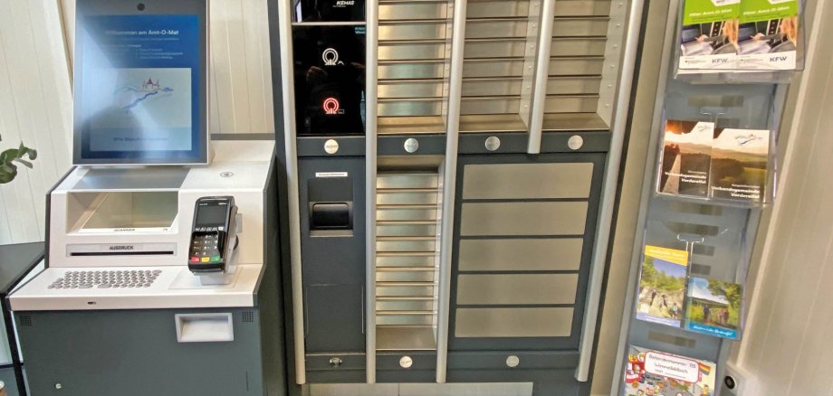 Ein Selbstbedienungsterminal steht in einem Raum.