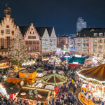 Blick über den beleuchteten Frankfurter Weihnachtsmarkt am Römer.