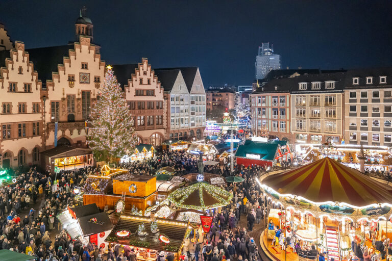 Blick über den beleuchteten Frankfurter Weihnachtsmarkt am Römer.