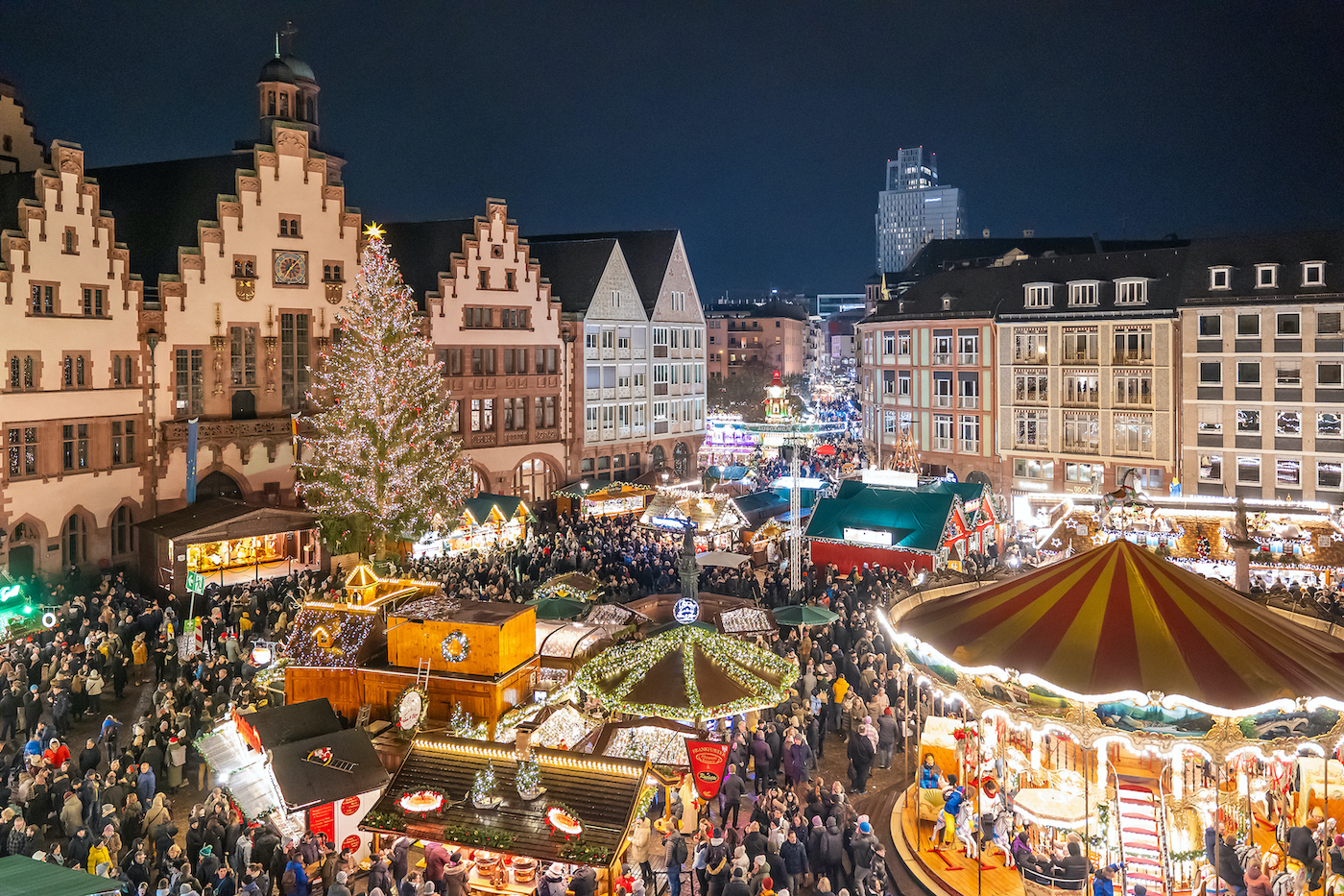 Blick über den beleuchteten Frankfurter Weihnachtsmarkt am Römer.